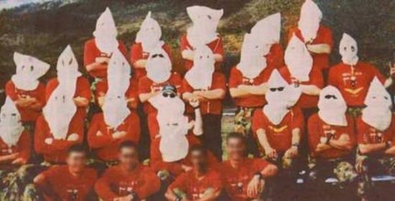 Avstraliya qirollik polkining 1-batalyon askarlari qora tanlilar yig'ilishidan oldin. 2000-yil sentyabr