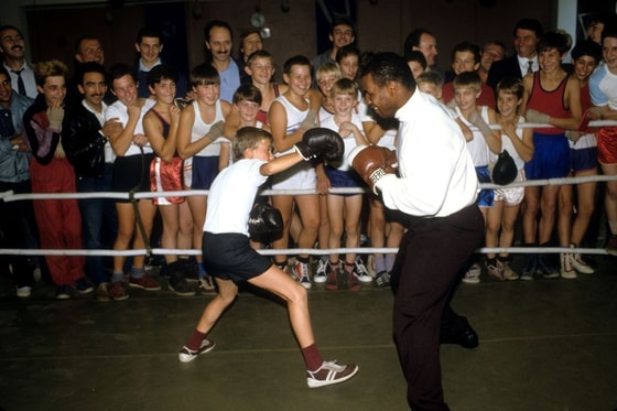SSSR davridagi birinchi golf klubining ochilish jarayonida ishtirok etgan Mayk Tayson. 1988-yil 15-sentyabr
