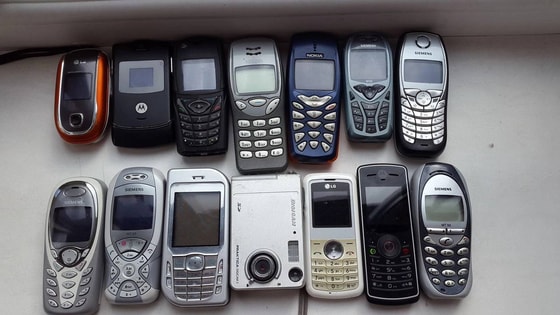2000-yillarning boshlaridagi eng so'nggi urf bo'lgan telefonlar kolleksiyasi