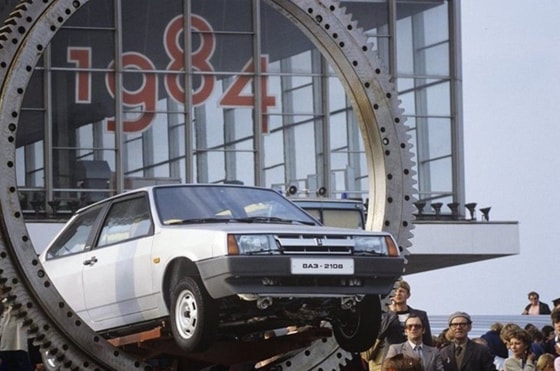 VAZ-2108 mashinasining VDNKhdagi Avtoprom-84 ko'rgazmasidagi taqdimoti. 1984-yil