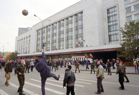 Oq uy oldida voleybol o'ynayotgan olamon. 1993-yil 26-sentyabr