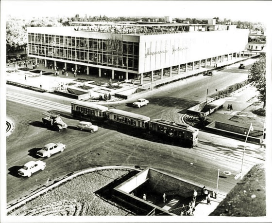 Toshkent shahrida joylashgan Markaziy univermagdagi tramvay liniyasi. 1965-yil 27-may
