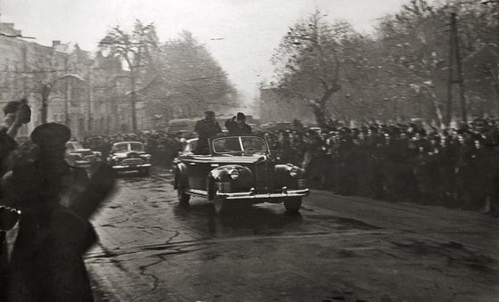 Sovet Ittifoqi Kommunistik Partiyasining Markaziy Komiteti Birinchi kotibini kutib olish marosimi. Kabriolet ZIS-110. Toshkent. 1950-yil