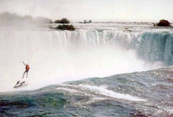 1995-yil 1-oktyabr Robert Overaker Niagara sharsharasi bo'ylab reaktiv chang'i uchishga qaror qildi. Ammo parashyut ochilmagan va u vafot etgan.