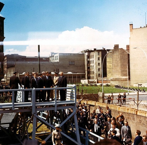 Shimoliy Germaniyada "Ich bin ein Berliner" nutqini so'zlayotgan Jon Kennedi. Berlin, 1963-yil
