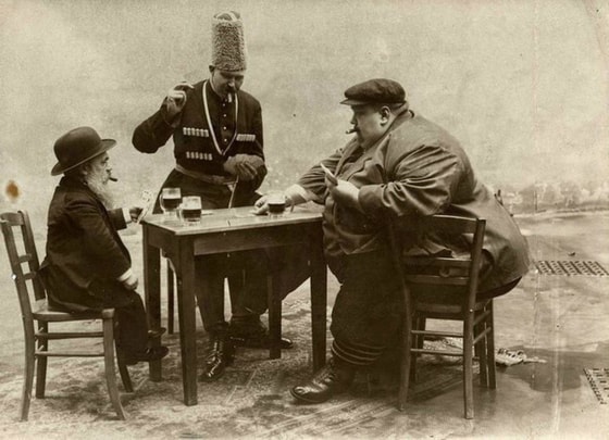 Yevropadagi eng uzun, eng semiz va eng kichkina odamlarning bir joyda jamlanib karta o'ynash jarayoni. 1913-yil