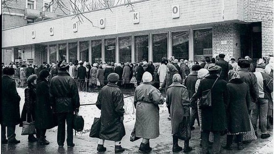 SSSR vaqtida oziq-ovqat do'konlaridagi navbat. 1980-yillar