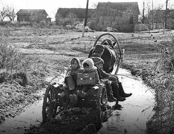 SSSR vaqtlarida Bryansk viloyatidagi bolalarning maktabga qatnashi. 1989-yil