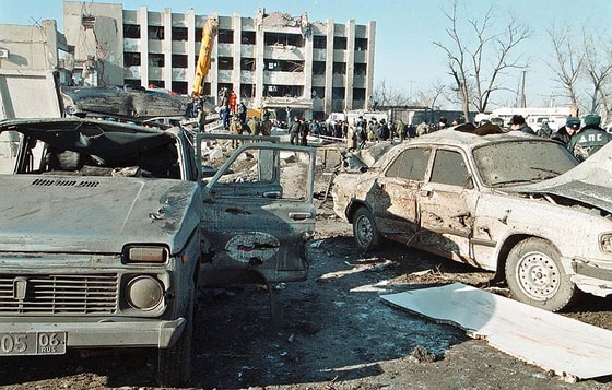 Grozniydagi hukumat uyida uyushtirilgan portlash oqibatlari. 2002-yil 27-dekabr. Voqea oqibatida 83 kishi halok bo'lgan, 135 kishi jarohat olgan