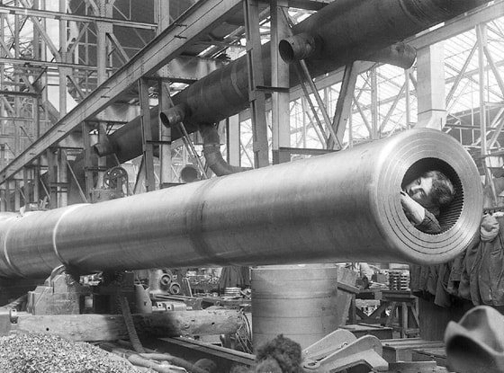 Koventri arsenalida 381 mm dengiz qurolining miltiqlarini tozalash jarayonlari. Buyuk Britaniya, 1910-yil