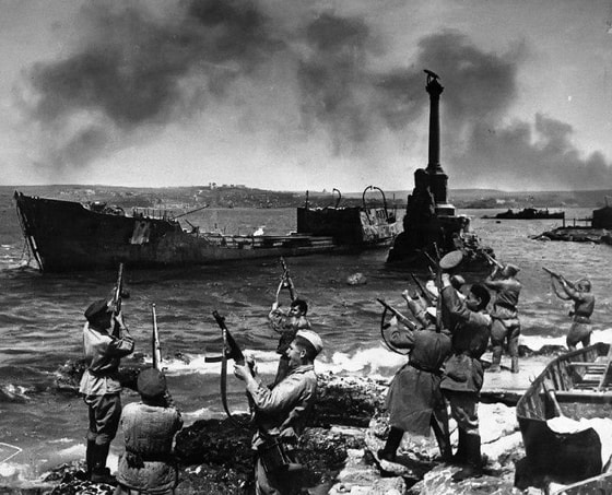 Sevastopolning ozod qilinishini sovet askarlari tomonidan nishonlash marosimi. 1944-yil