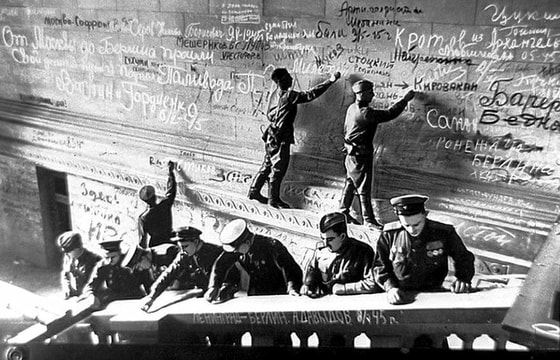 Reyxstag devorlariga rasm chizayotgan sovet askarlari. Germaniya, 1945-yil