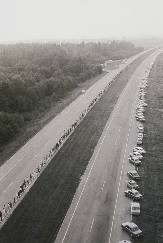 1989-yil 23-avgustda Latviya, Estoniya va Litvada 2 mlnga yaqin odam Sovet Ittifoqini tark etishni istaganini butun dunyoga ko'rsatish uchun uch davlatni birlashtirgan jonli zanjir tashkil etgan.