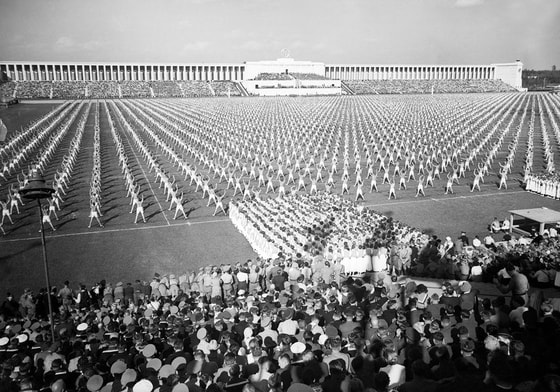 1938-yil 8-sentyabrda Nyurnbergda "Hamjamiyat kuni" doirasida ommaviy gimnastika bo'lib o'tdi va Adolf Gitler Zeppelin maydonidagi namoyishda qatnashdi