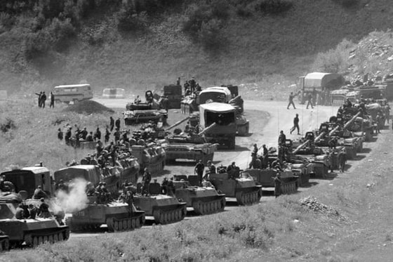 Rossiya Federatsiyasining 58-armiyasining zirhli texnikasi Gruziya bilan chegara yaqinida. 2008-yil avgust