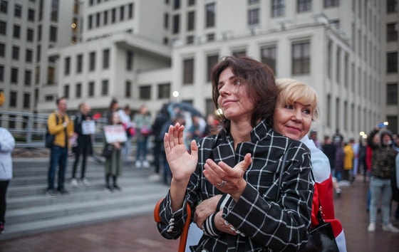 Женщины на площади Независимости вечером на акции солидарности.