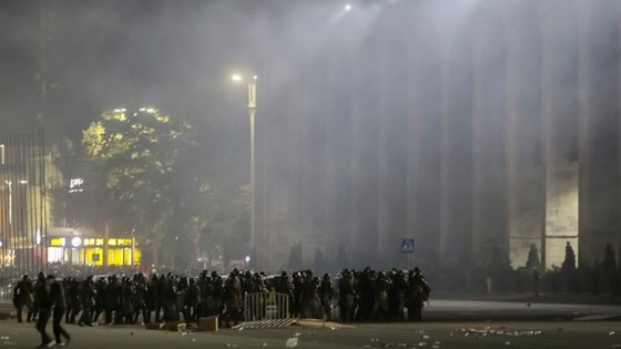 Милиция в Бишкеке применила водометы / Фото: Reuters