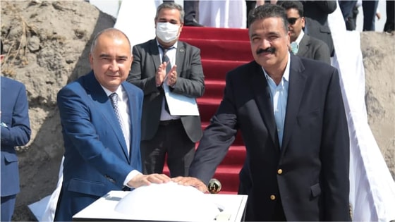 Джахонгир Артыходжаев с Мурари Лал Джаланом на церемонии закладки первого кирпича Minerva University