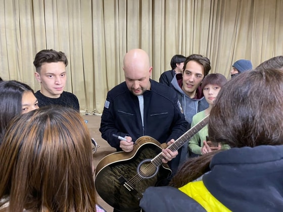 На фото: Никита Макаренко дает автограф / фото Саши Иванюженко.