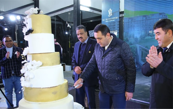 Экс-хоким Наманганской области Хайрулло Бозоров и Господин Мурари Лал Джалан на открытии Namangan Square.