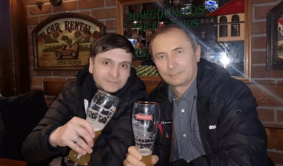 На фото Умид Исанбаев и Стив Поланд в пабе