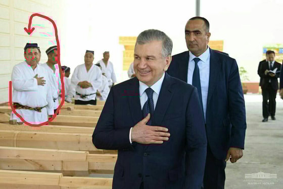 На фотографии отмечен водитель хокима Фуркатского района Ильхом Ахмаджанов / Пресс-служба президента