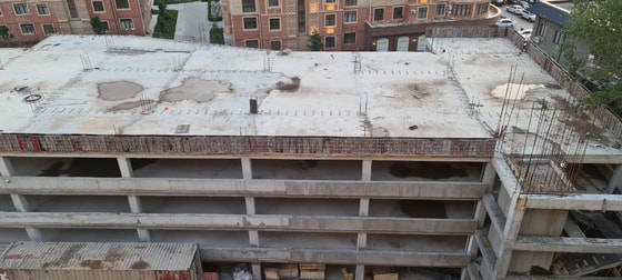 Фото: Недостроенная автостоянка