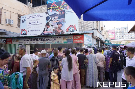 Фото: Очередь за сахаром на Сергелийском дехканском рынке
