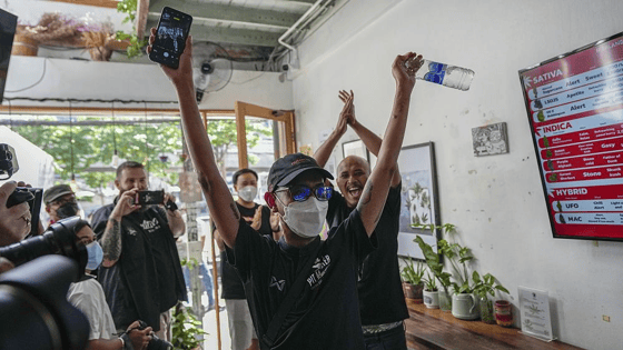 На фото первый житель Таиланда, купивший легальную марихуану /&nbsp;The Associated Press