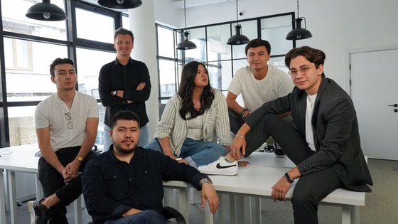 На фото слева направо: руководитель новостной службы Жасур Пулатов, главред Фарход Ташпулатов, руководитель издания Тимур Абдулин, шеф-редактор Надира Тешабаева, глава отдела по эсклюзивам Умар Хазратов и директор по развитию Акмаль Мурсяев.