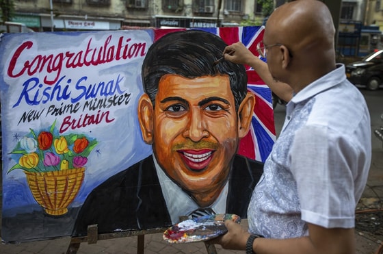 Hindistonlik rassom Mumbayda Britaniyaning yangi bosh vaziri Rishi Sunakning portretini chizdiFoto: EPA