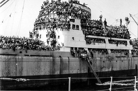 Italiyaga yo'l olgan 20 mingdan ortiq qochqin albanlar guruhi. 1991-yil