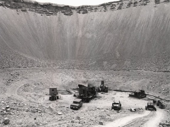 Yer osti yadroviy qurolni qazib olish uchun portlatilgan krater. AQSh. 1960-yil