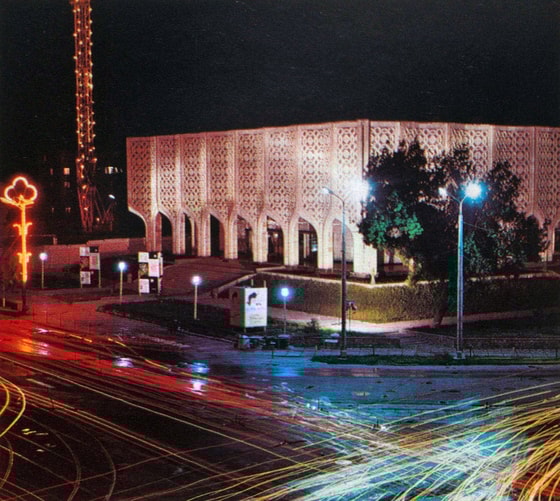 Lenin shoh ko'chasi va O'zbekiston ko'chalarining chorrahasi, O'zbekiston SSR Rassomlar uyushmasining ko'rgazmalar zali. 1976-yil