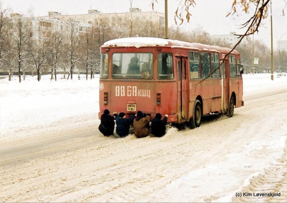 &nbsp;Avtobus orqasiga osilgancha sirpanchiq o'yanyotgan bolalar. Tolyatti shahri. 2000-yil
