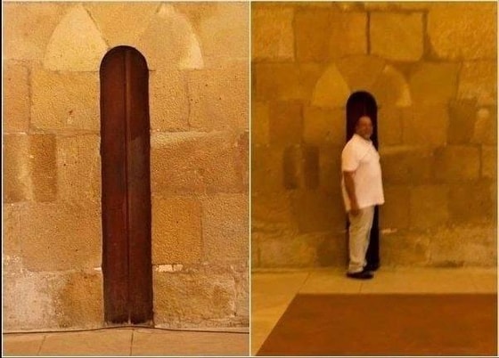 Ortiqcha vaznga qarshi kurashish uchun odamlarni ro'za tutishga majbur qilish maqsadida Alkobasa monasttirining ovqatxonasidagi maxsus eshik