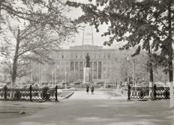 Toshkentdagi Alisher Navoiy haykali va ijroiya qo'mitasi binosi. 1950-yil