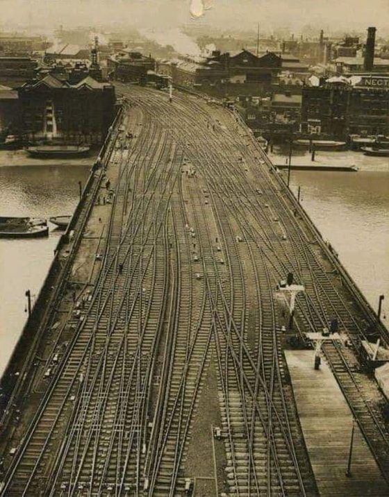 Londondagi Kannon ko'chasida joylashgan temir yo'l ko'prigi. 1923-yil