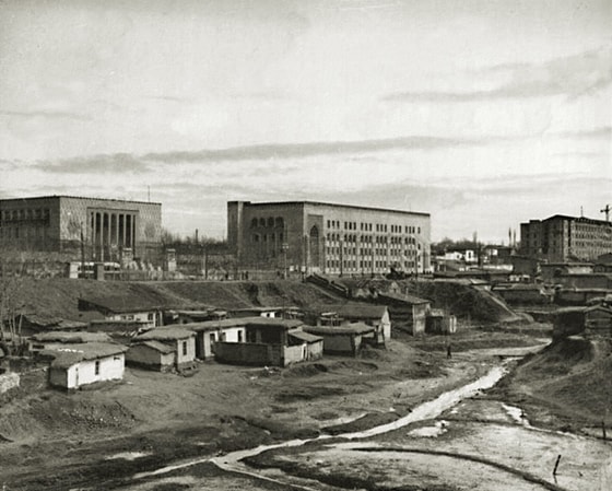 Toshkentdagi Navoiy ko'chasida joylashgan "Rodina" kinoteatr binosi, "Sredazugol" idorasi va gazeta-jurnal zavodi. 1954-1956-yillar