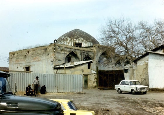 Toshkent, Chorsu bozori yaqinida joylashgan Sakichmon ko'chasidagi "Kallaxona" masjidi. 1985-yil