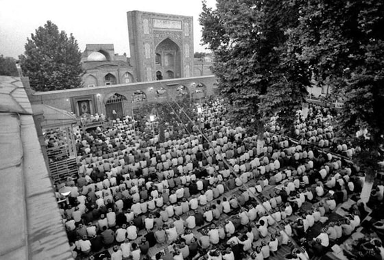 Toshkent shahrida joylashgan "Tilla Shayx" masjididagi juma namozi. 1986-yil