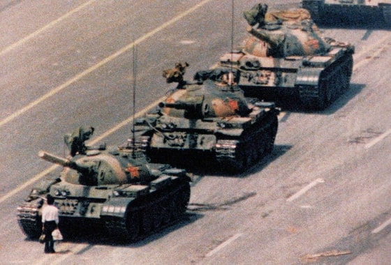 Demokratik islohotlarga bag'ishlangan namoyishda Xitoy xalq armiyasining tanklariga qarshi namoyishga chiqqan fuqaro. Pekin. 1989-yil