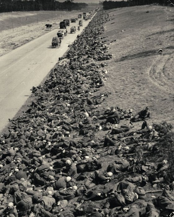 Asirga olingan nemislar kolonnasi. 1944-yil