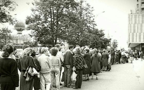 "Mars", "Snickers" va "Bounty" shokoladlarining SSSR vaqtidagi rasmiy sotuvining birinchi kuni. Moskva. 1990-yil