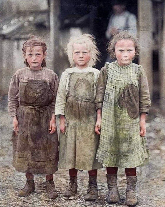 AQShdagi "Oster" zavodining eng yosh ishchilari. Ulardan biri 10 yosh qolgan ikkitasi esa 6 yoshli qizaloqlar. 1912-yil