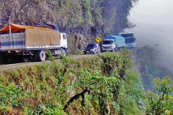 Boliviyadagi "O'lim yo'li". Bu yo'l dunyodagi eng xavfli yo'llardan biri, shuningdek La Pas va Koroiko shaharlari orasidagi asosiy yo'l hisoblanadi