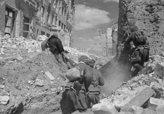 &nbsp;Stalingrad uchun janglarda vayronalar orasidagi Sovet pulemyotchilari