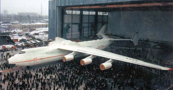 Dunyodagi eng katta samolyot "Antonov An-225 Mriya"ning chiqarilishi. Kiyev mexanika zavodi, 1988-yil