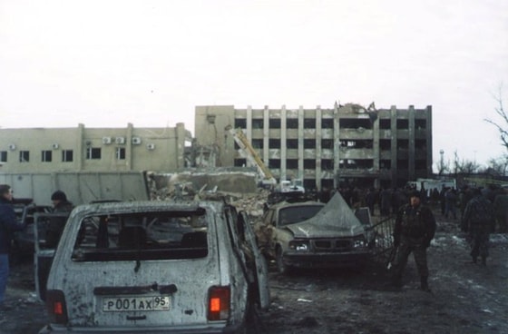 Grozniydagi hukumat binosida sodir bo'lgan portlash oqibatlari. Checheniston, 2002-yil 27-dekabr