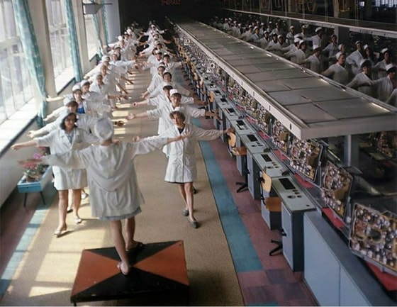 SSSR vaqtida barcha uchun birdek majburiy bo'lgan "Sanoat gimnastikasi"ni bajarish jarayonlari